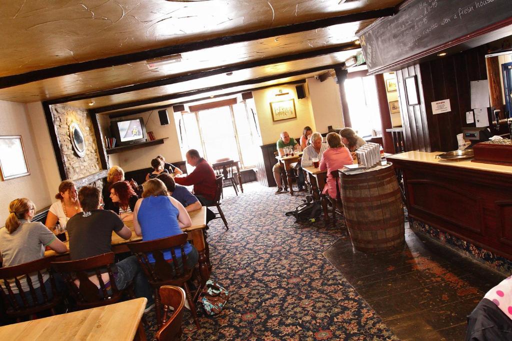 The Black Lion Royal Hotel Lampeter Eksteriør bilde
