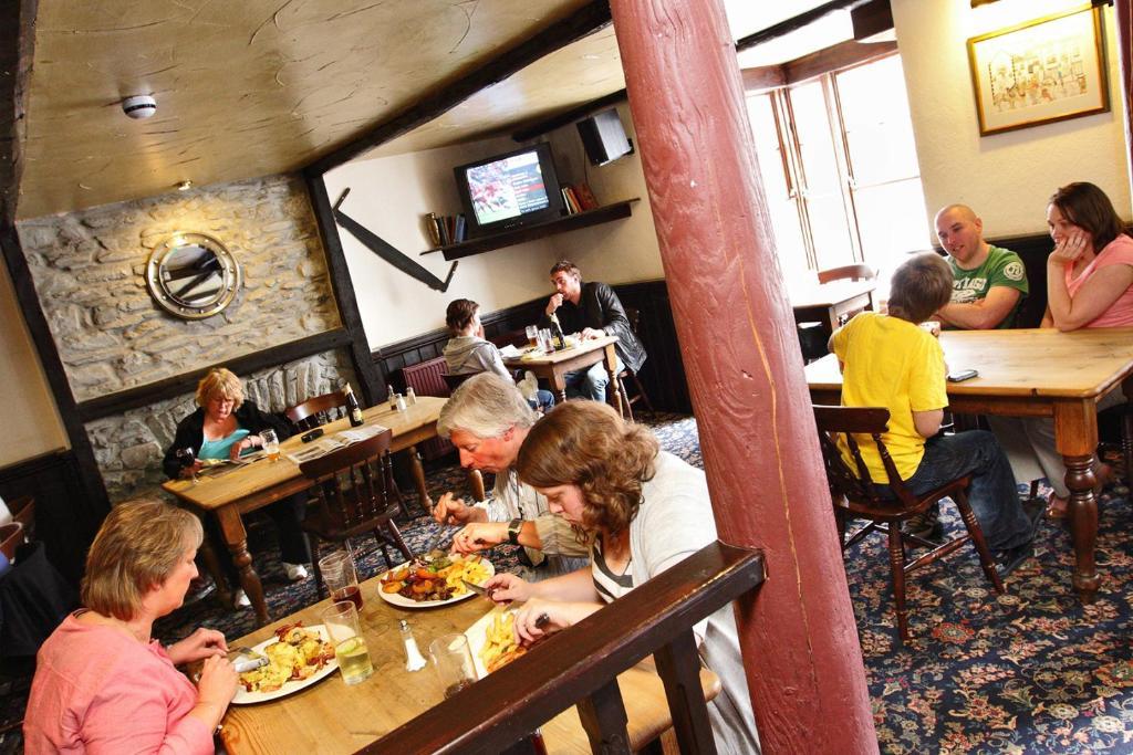 The Black Lion Royal Hotel Lampeter Eksteriør bilde